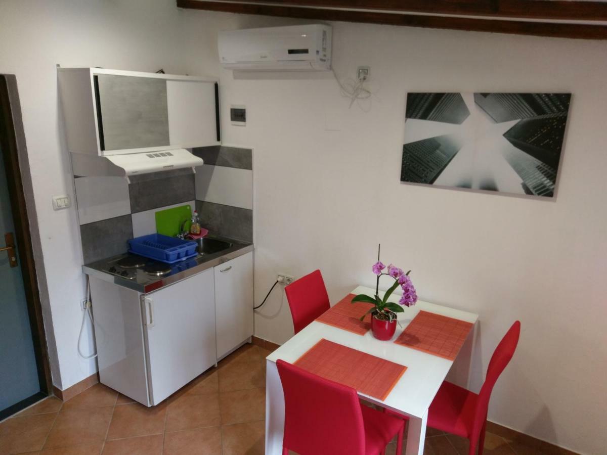 Apartments Ingrid Новиград Екстериор снимка